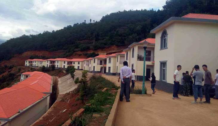 云南大山深處好心人出資1200萬為村民蓋別墅搬新家.jpg 云南大山深處好心人出資1200萬為村民蓋別墅搬新家.jpg