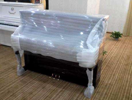 鋼琴的價值不僅在于它的價格，還在于它能發(fā)出動人心弦的樂章，試問，你只是因為搬了一次家，你的鋼琴卻再也不能發(fā)出以前那完美的音符，原因只是搬運過程中姿勢沒有擺對造成內部零件震動，影響了音準，你難道不會覺得內心幾乎是崩潰的嗎？ 雖然現(xiàn)在許多鋼琴下面安裝有輪子，但是在搬運時還需要幾個人將其抬起來再推動。