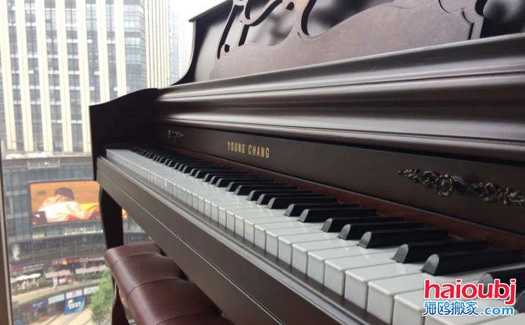 昆明的很多同學(xué)、學(xué)生、鋼琴老師、學(xué)校、鋼琴培訓(xùn)機(jī)構(gòu)等都會(huì)擁有自己的樂(lè)器鋼琴，在這期間就存在一個(gè)很大的問(wèn)題。首先鋼琴體積比較大，重量不是一兩個(gè)人所能即的，往往都需要三五個(gè)壯男才能擺平。有的人會(huì)在網(wǎng)絡(luò)上咨詢昆明專業(yè)搬鋼琴電話、鋼琴搬遷，鋼琴搬運(yùn)費(fèi)等。.jpg