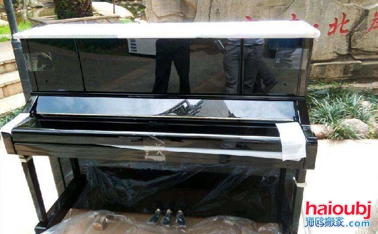 昆明的很多同學(xué)、學(xué)生、鋼琴老師、學(xué)校、鋼琴培訓(xùn)機(jī)構(gòu)等都會擁有自己的樂器鋼琴，在這期間就存在一個很大的問題。首先鋼琴體積比較大，重量不是一兩個人所能即的，往往都需要三五個壯男才能擺平。有的人會在網(wǎng)絡(luò)上咨詢昆明專業(yè)搬鋼琴電話、鋼琴搬遷，鋼琴搬運費等。.jpg