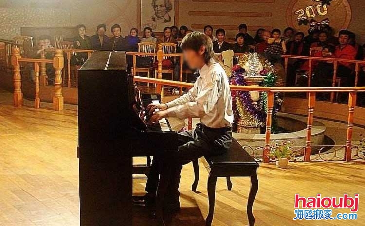 不少人都會(huì)在網(wǎng)上搜索這樣的相關(guān)詞語(yǔ)來(lái)找到自己滿(mǎn)意的鋼琴搬運(yùn)公司，他們都希望能夠很好的將自己的心愛(ài)之物搬運(yùn)到自己優(yōu)雅的環(huán)境中，為愛(ài)彈奏一曲美妙的旋律，通過(guò)自己的鋼琴表達(dá)內(nèi)心的喜怒哀樂(lè)，鋼琴家們都是生活中的語(yǔ)言家，美妙的旋律在歷史長(zhǎng)河中終將成為藝術(shù)品。.jpg